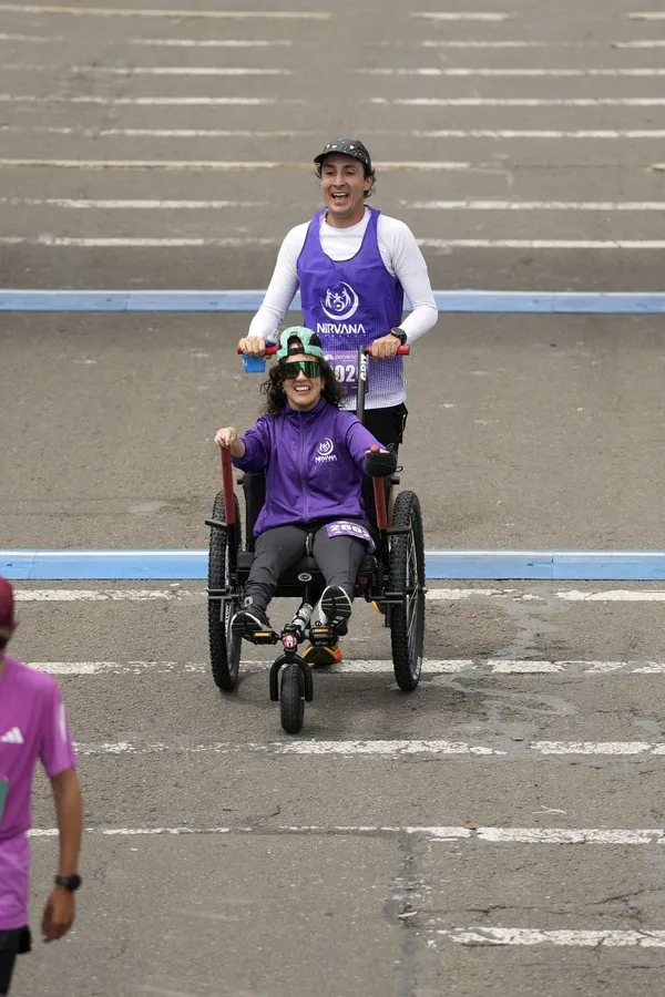 Momento emotivo de atletas con y sin discapacidad celebrando juntos al cruzar la meta