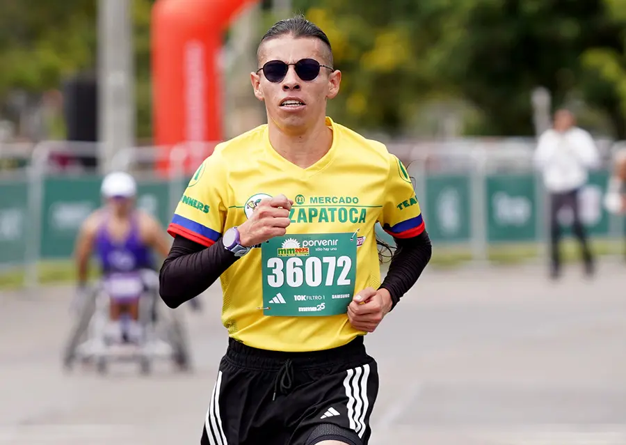 Corredor manteniendo ritmo constante durante la media maratón de Bogotá