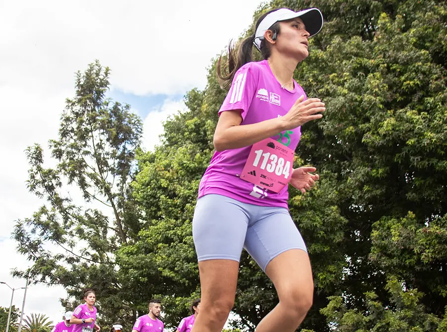 Corredora manteniendo un ritmo constante en la media maratón de Bogotá