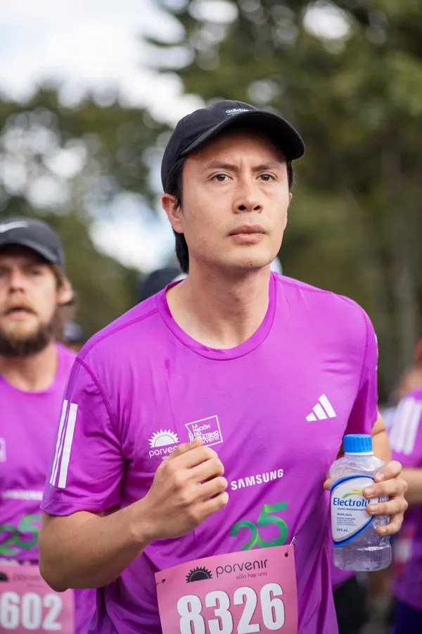 Atleta hidratándose post-carrera