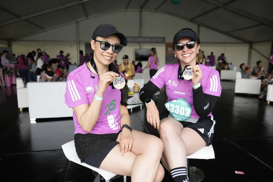 Runners descansando adecuadamente durante fase de recuperación post media maratón