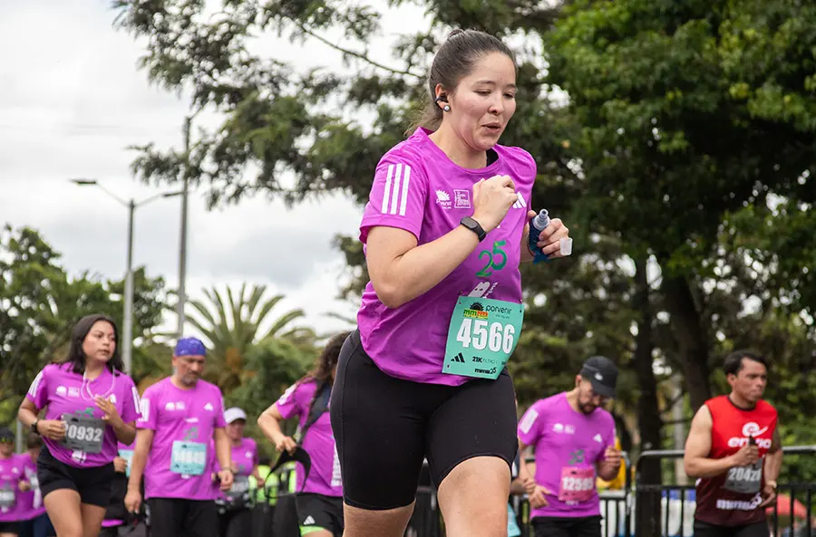 Corredora progresando gradualmente de 5K a 10K en entrenamiento estructurado