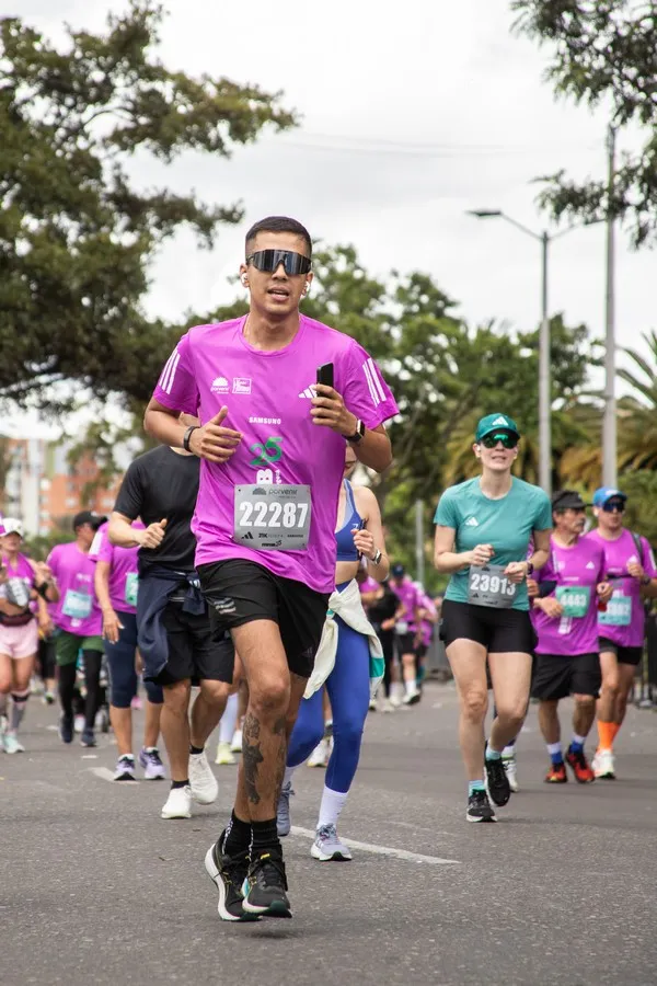 Atleta realizando carrera larga como parte de plan de transición a 10K