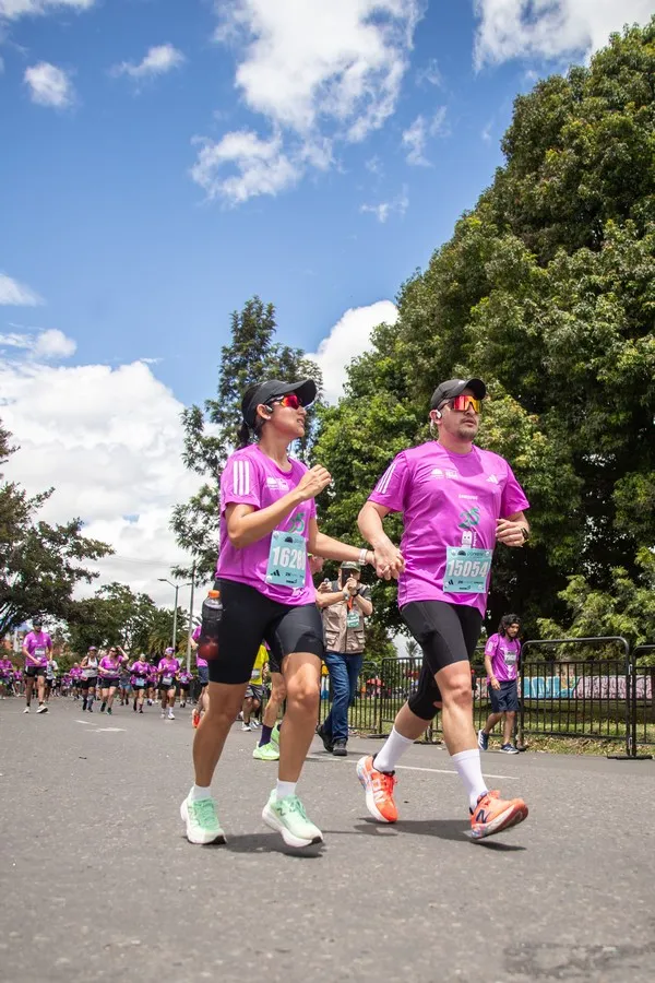 Corredores corriendo en compañía en caso de alguna eventualidad o emergencia