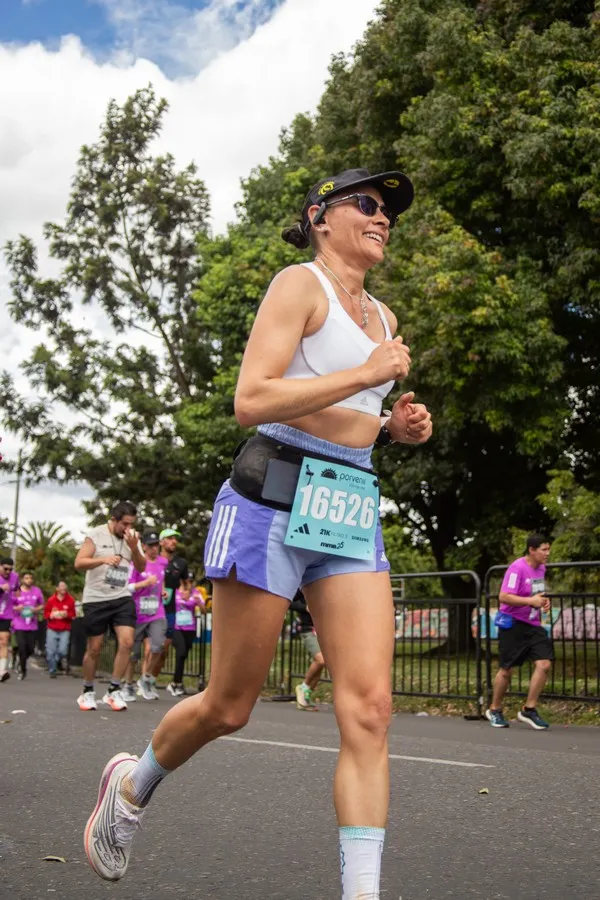 Corredora experimentando beneficios del running durante cambios hormonales menopáusicos