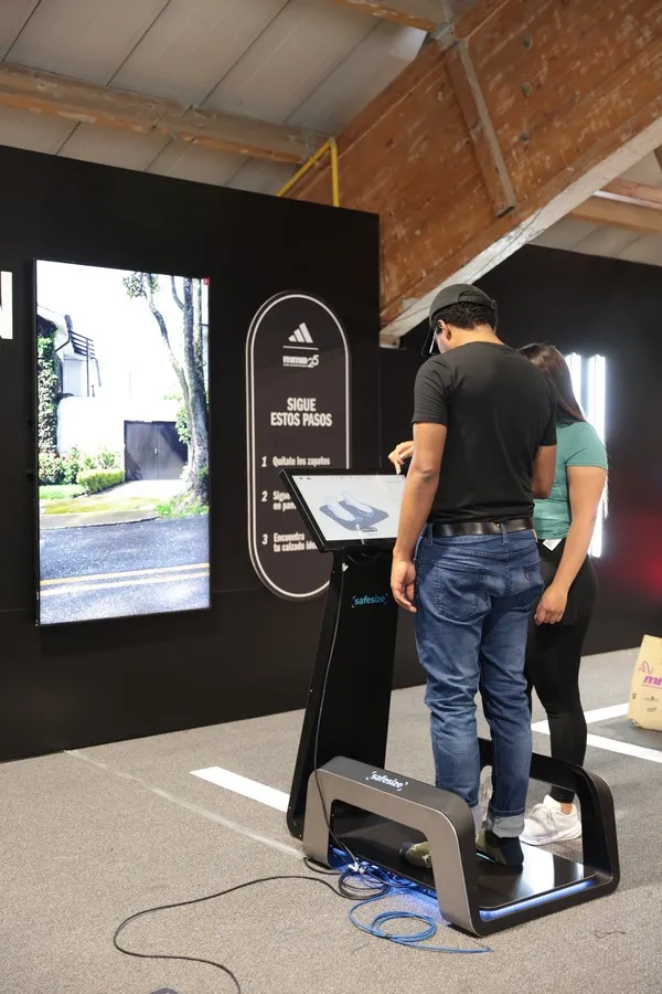 Corredor realizando una escaneo de su pisada en la expomedia 2025
