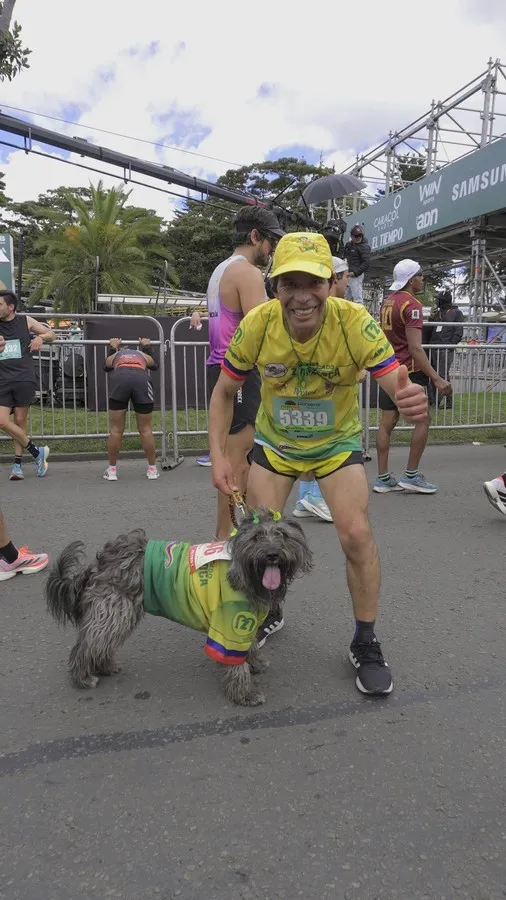 Atleta y perro muy felices luego de haber corrido la media maratón de Bogotá 2025
