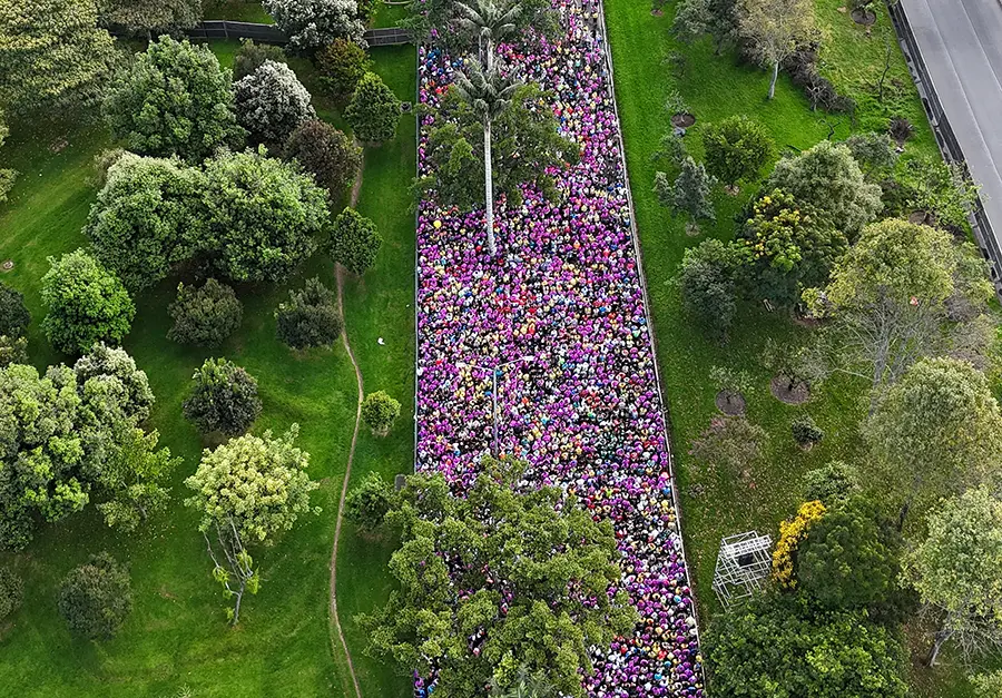 Corredores iniciando la media maratón de Bogotá 2025 en un espacio de running urbano