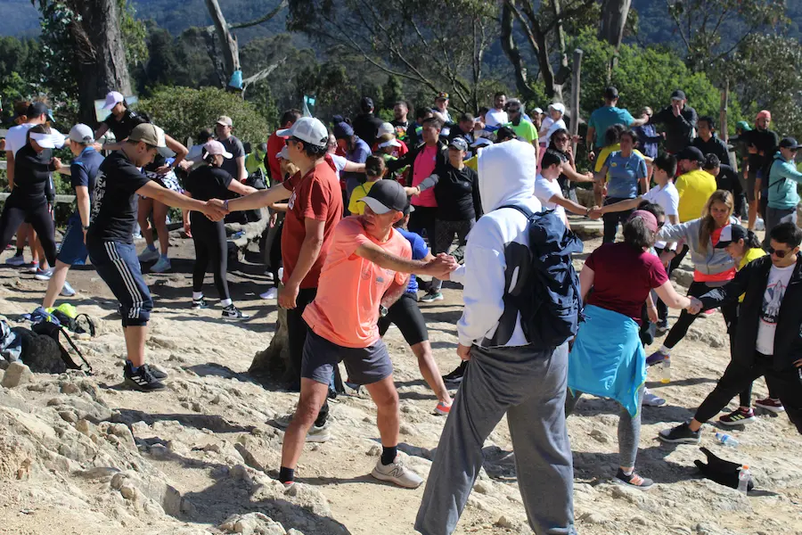 Corredores realizando un entrenamiento intensivo de 30 minutos para la preparación de la media maratón de Bogotá