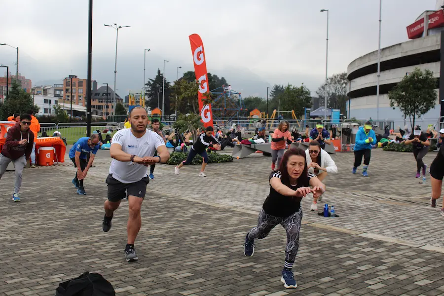 Runners aprovechando máximo tiempo limitado en entrenamiento específico para media maratón
