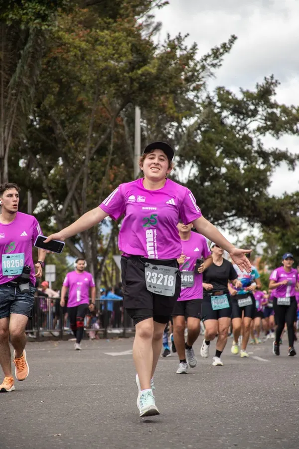 Runner principiante disfrutando sesión breve de 10 minutos de ejercicio cardiovascular