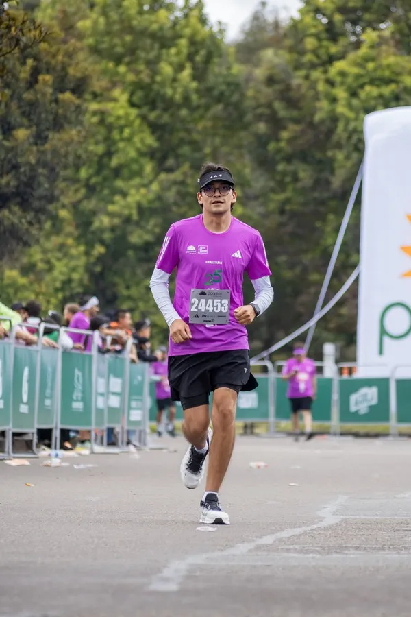 Atleta recreativo completando hábito diario de correr 10 minutos para mejorar salud