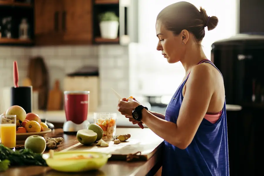 Runner eligiendo entre diversas fuentes de proteínas animales y vegetales para nutrición