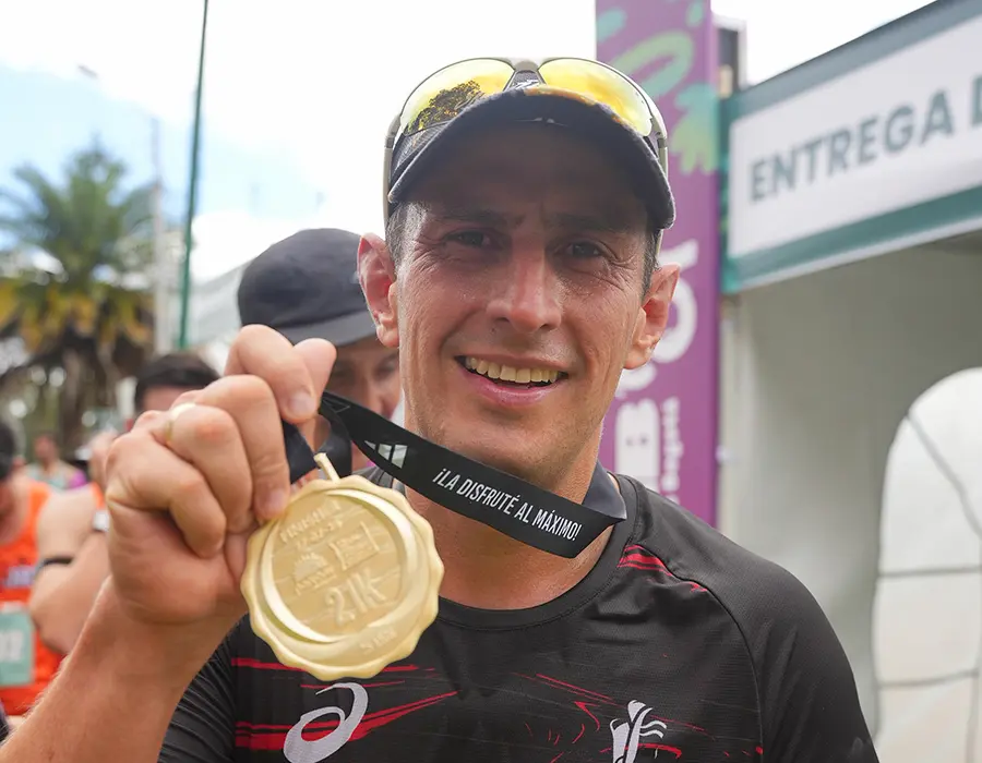 Runner celebrando victoria sobre el miedo al cruzar meta de media maratón