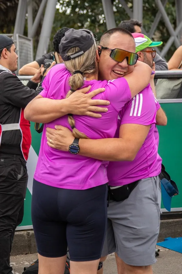 Corredores superando ansiedad y abrazados por la felicidad de terminar la media maratón en Bogotá