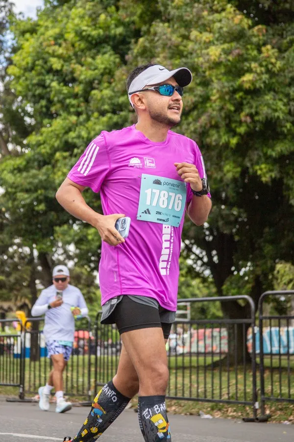Corredor realizando descanso activo mediante caminata suave para recuperación entre entrenamientos