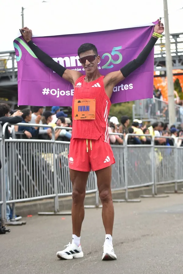 Runner usando calzado apropiado y técnica correcta para prevenir lesiones en 10 kilómetros
