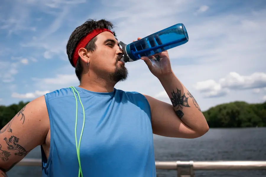 Runner implementando plan de hidratación personalizado durante media maratón