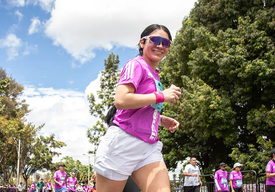 Mujer principiante entrenando con confianza para sus primeros 10 kilómetros