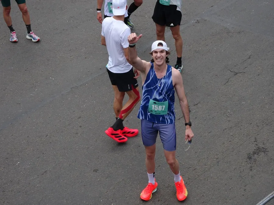Runner sintiéndose fresco y energizado después de tapering efectivo