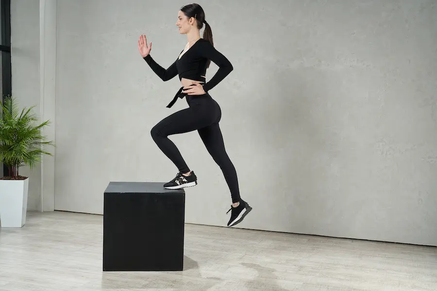 Atleta realizando box jumps como entrenamiento pliométrico para running