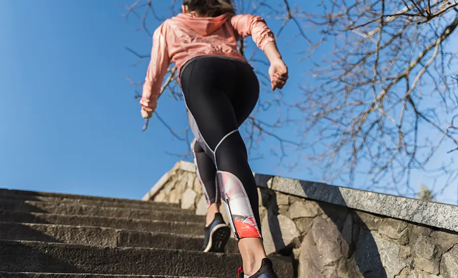 Runner fortaleciendo piernas mediante repeticiones en cuesta para mejorar rendimiento