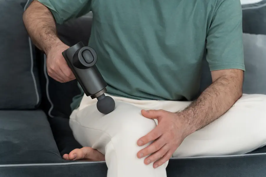 Runner haciendo masajes en exterior de rodilla para tratar síndrome de cintilla iliotibial