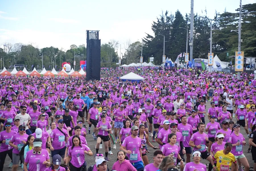 Runners realizando diferentes tipos de estiramientos antes de la carrera