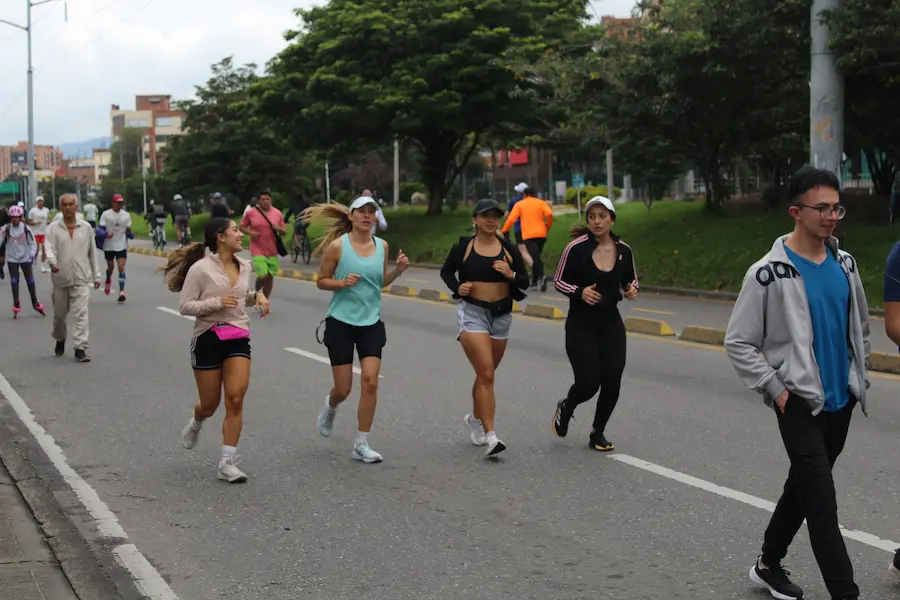 Corredor entrenando long run en Ciclovía de Bogotá durante domingo recreativo