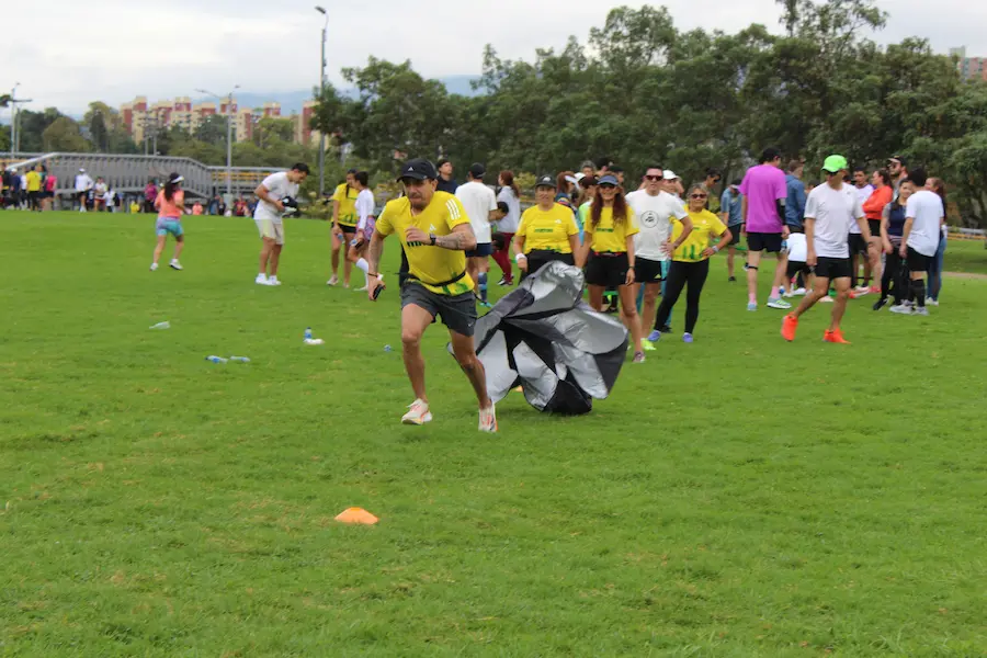 Atleta realizando carrera larga en circuito del Parque Simón Bolívar