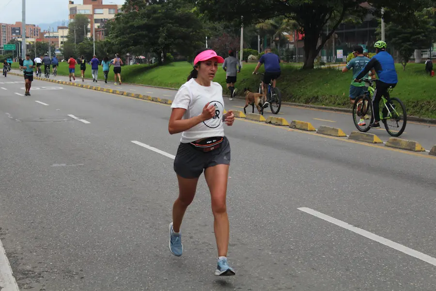 Runner completando fondo en una de las mejores rutas de entrenamiento de Bogotá