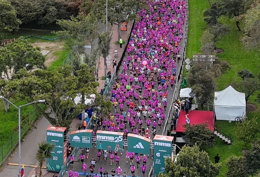 Corredores entrenando en el circuito perimetral del Parque Simón Bolívar en Bogotá