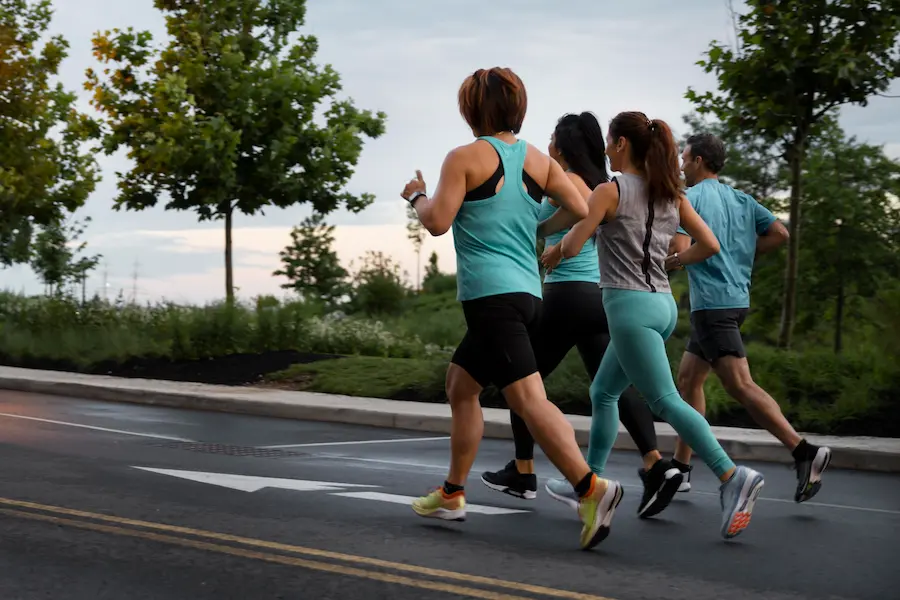 Corredores ascendiendo por la icónica subida a Verjón durante entrenamiento matutino