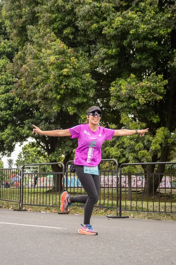 Corredora entrenando en horario matutino con buena calidad del aire en Bogotá