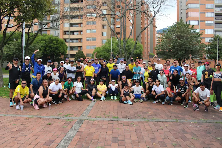 Comunidad running Bogotá durante sesión grupal calendario entrenamientos mmB 2026