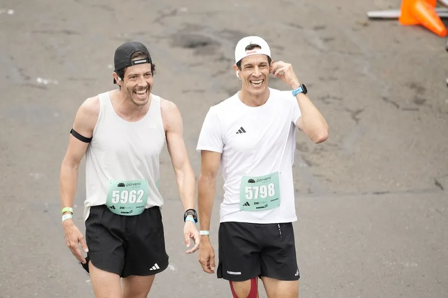 Corredores con energía por hacer el uso del bocadillo veleño en su entrenamiento