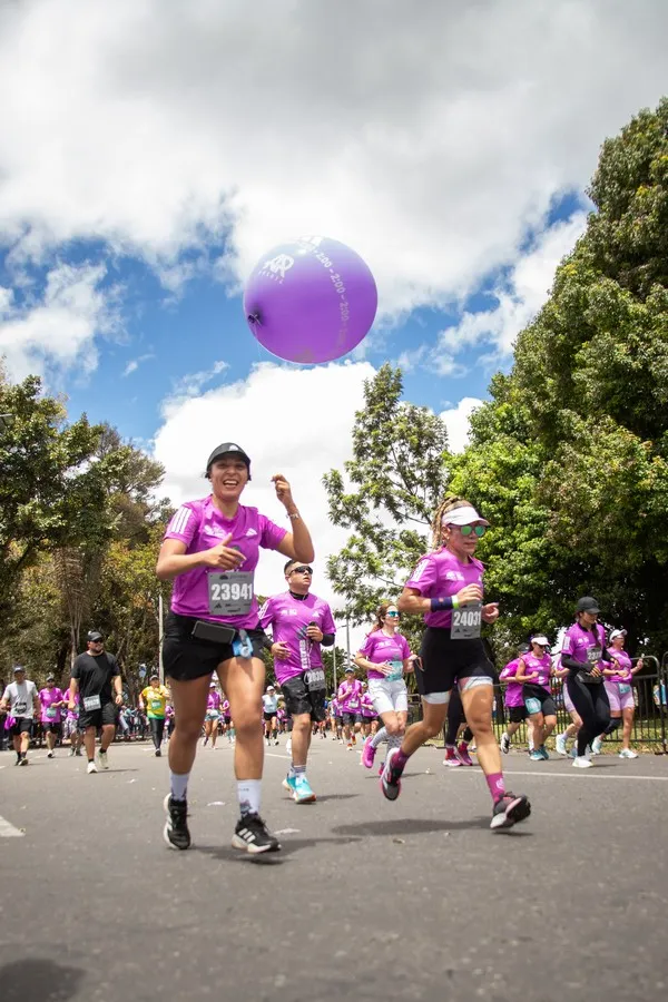 Corredoras con energía y preparadas para correr la media maratón de Bogotá