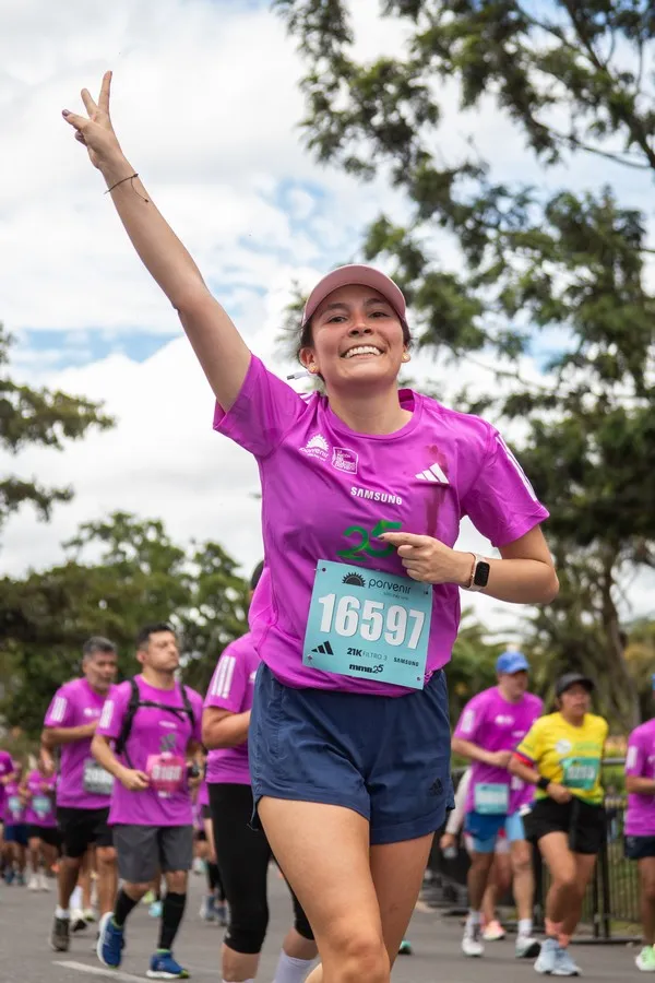 mujer disfrutando la media maratón de Bogotá