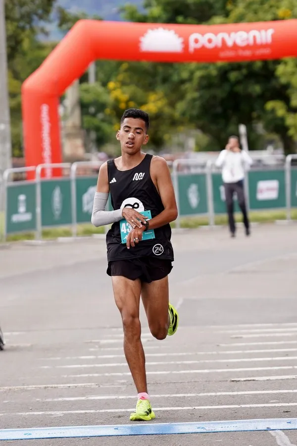 Runner aplicando técnicas de gestión del dolor durantecarrera de resistencia
