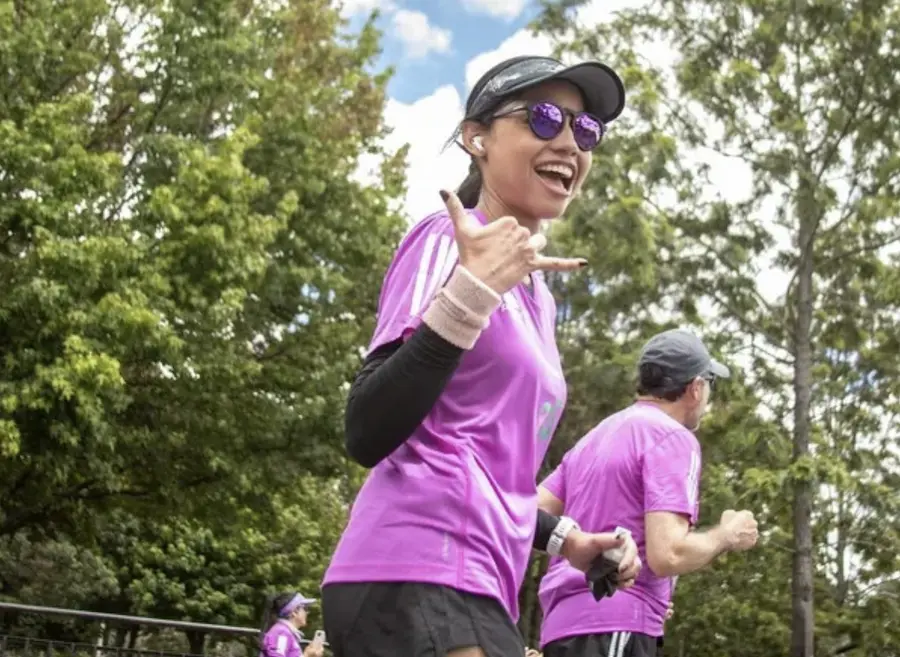 Corredora escuchando playlist para correr sincronizada con BPM óptimo durante entrenamiento