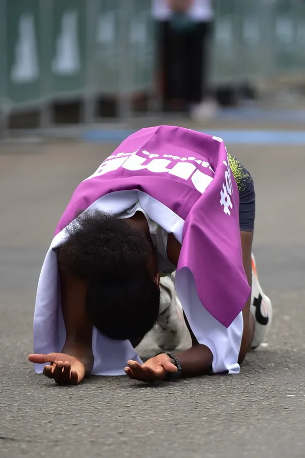 Atleta en meditación visualizando recorrido completo de media maratón mentalmente