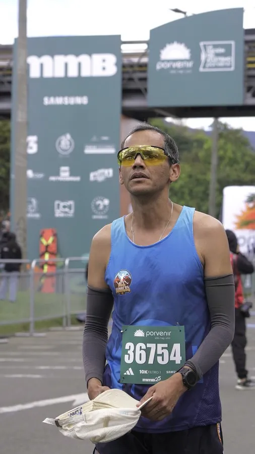 Runner estudiando mapa de ruta para preparar sesión de visualización deportiva