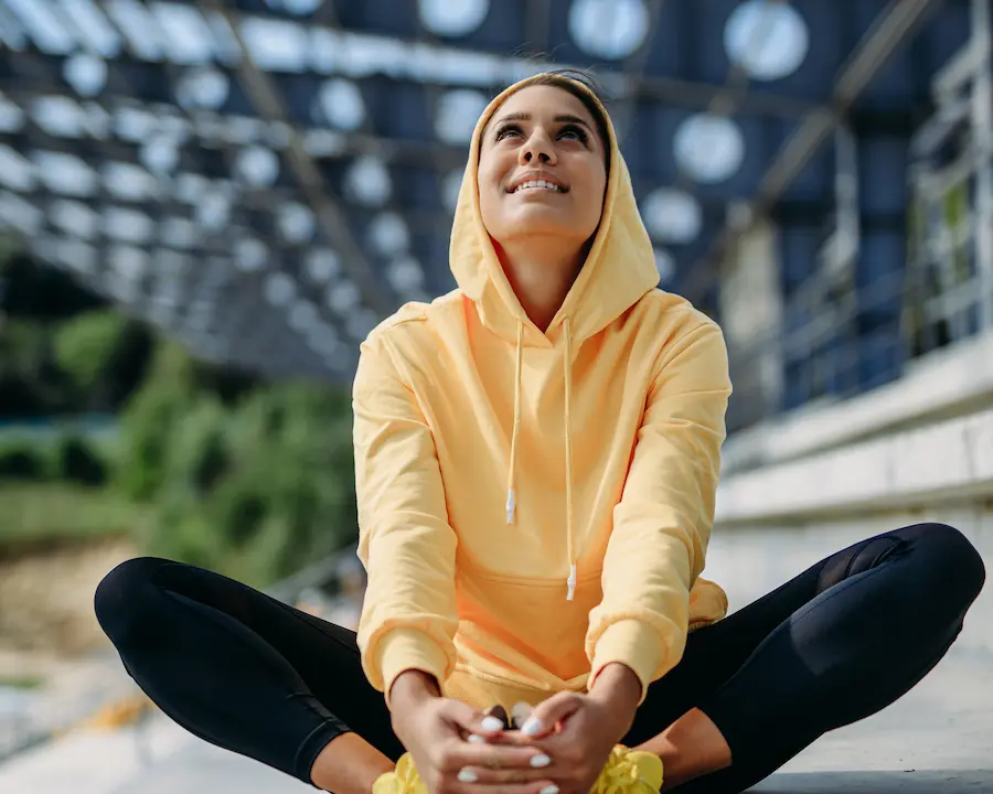 Corredor practicando mindfulness y running en entorno natural con presencia consciente