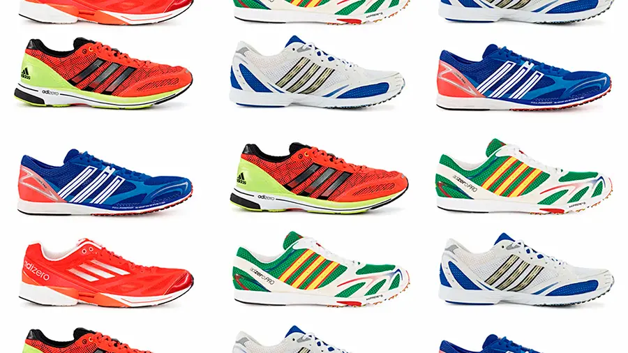 Varios pares de zapatillas de running dispuestos para sistema de rotación de calzado deportivo