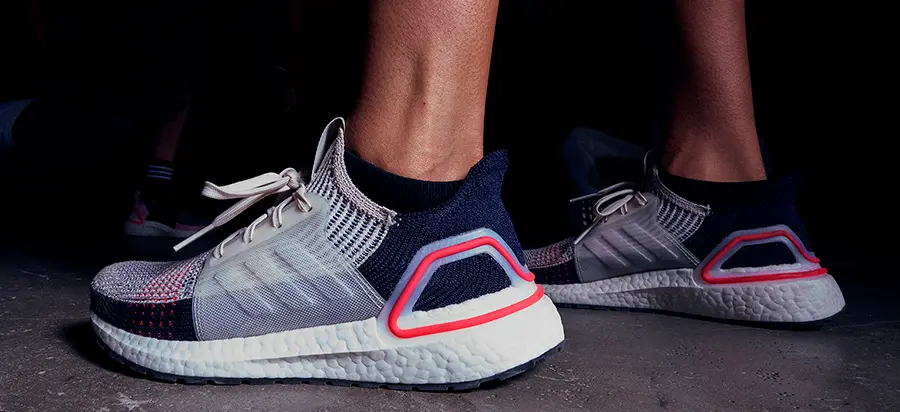 Corredor utilizando diferentes modelos de zapatillas para correr