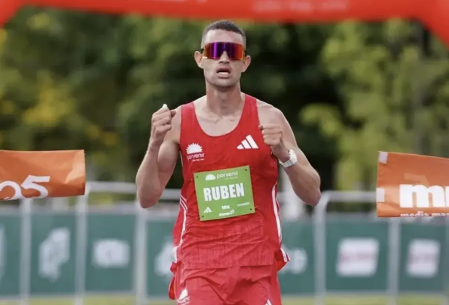 Corredor usando gafas de sol deportivas con protección UV durante la media maratón de Bogotá.