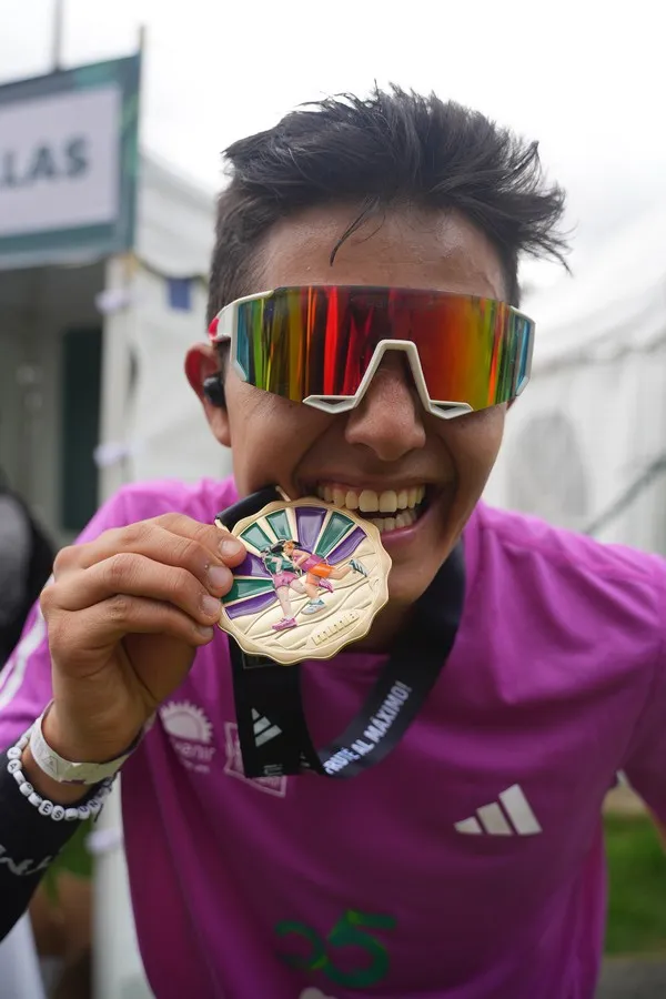 Runner protegido con gafas deportivas contra radiación UV.