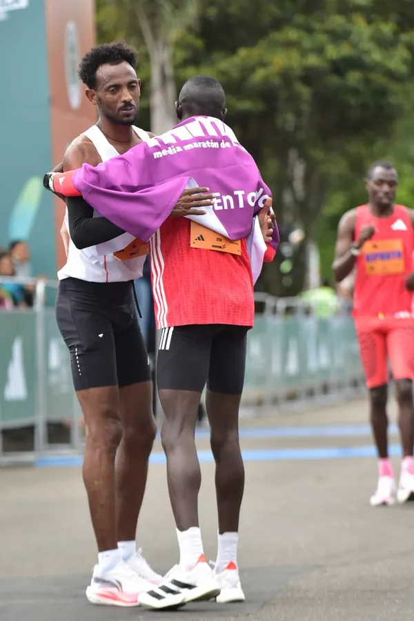 Corredores con tenias adidas, que han venido cuidando y extendiendo la vida últil de los mismo.