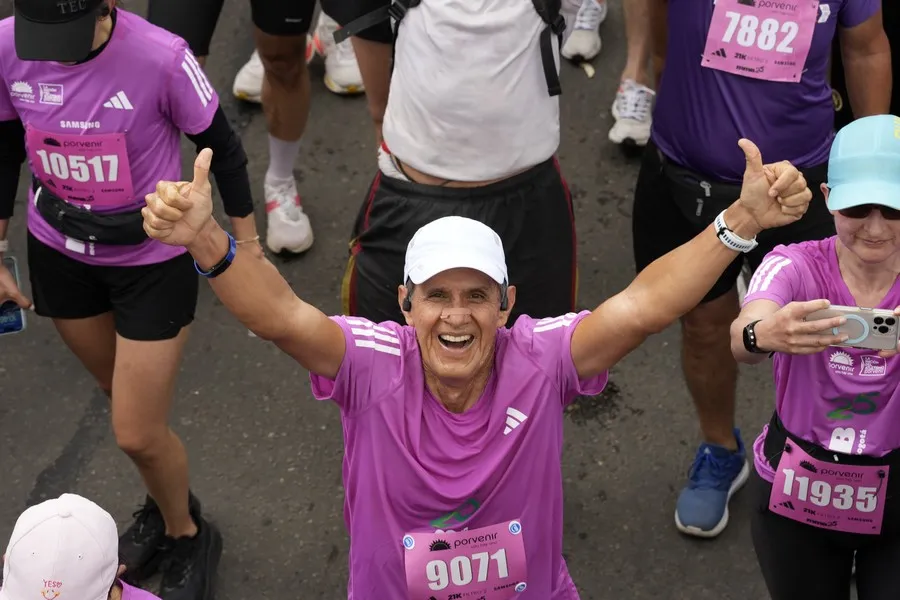 Runner senior realizando la media maratón de Bogotá