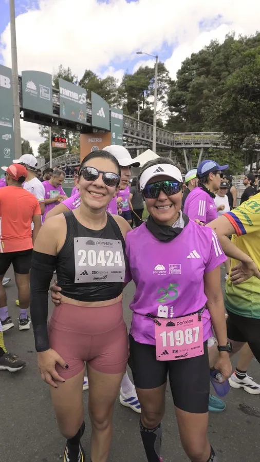 Corredoras celebrando completar primer 10K